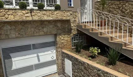 Casa Espaçosa e Moderna na Chácara Santo Antônio: 4 Quartos, 1 Suíte, 3 Salas, 4 Banheiros, 3 Vagas de Garagem.