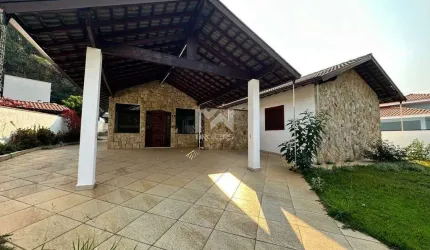 Casa térrea com edícula a venda em frente ao lago no condomínio Vista Alegre Sede