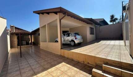 Casa térrea em bairro tranquilo à venda em Valinhos - SP