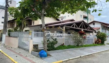Casa de esquina em Bombas - Bombinhas-SC