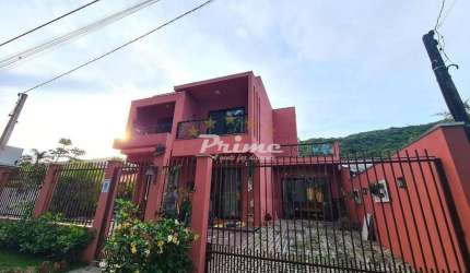 Casa de 4 Dormitórios á Venda no Bairro Mariscal - Bombnhas/SC