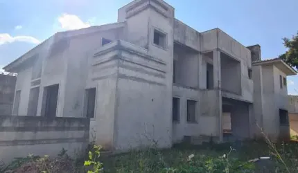 Casa a ser terminada.  Imóvel com potencial comercial.