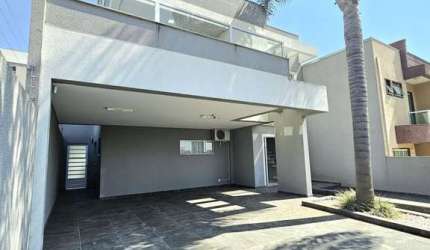 Sobrado mobiliado com piscina em Uvaranas