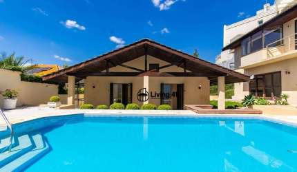 Linda Casa em cond. com Piscina - Santo Inácio.