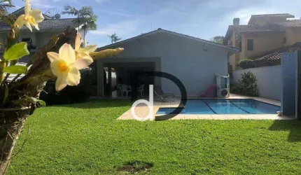 Deliciosa casa de praia térrea com 4 suítes a poucos passos do mar disponível para locação de diárias