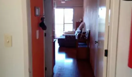 Amplo apartamento repleto de armários e com sacada e linda vista