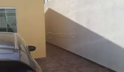 Excelente casa com piscina no Vila Branca - 02 dormitórios