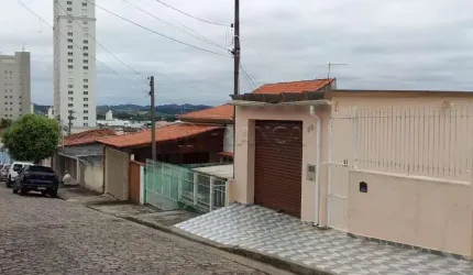 Casa de 04 dormitórios ( Sendo 01 Suite ) á venda região central de Jacareí