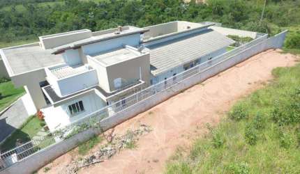 Excelente casa no Condomínio Lago Dourado