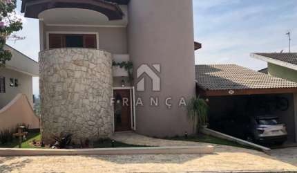 CASA EM CONDOMINIO COM 03 SUITES - JARDIM COLEGINHO JACAREI SP