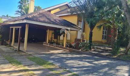 CASA EM CONDOMINIO COM 05 SUITES - ALTOS DE SANTANA JACAREI SP