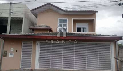 CASA 04 DORMITÓRIOS SENDO 01 SUITE - VILLA BRANCA