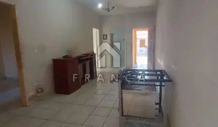 Casa - 3  Dormitórios  sendo um suíte -  com Quintal no  CENTRO òtimo para comércio