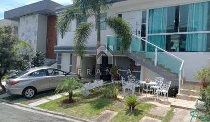 Excelente Sobrado à Venda no Condomínio Golden Park, Conforto e Segurança para Sua Família