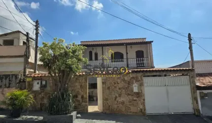 Casa Duplex, com Varanda, Suíte e Energia Solar