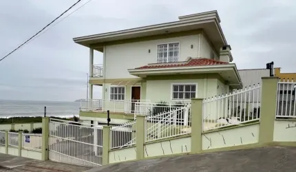 Espaçosa casa à venda em Balneário Piçarras, com 1 suíte + 5 dormitórios. Ideal para quem busca conforto e espaço para toda a família. Não perca essa oportunidade única!