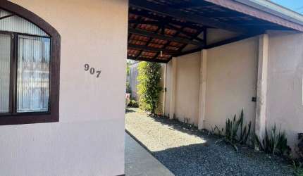 Belíssima casa com piscina para sua família no bairro Iririú, agende sua visita conosco e venha conhecer esse imóvel incrível