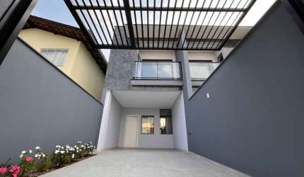 Sobrado geminado com acabamento de alto padrão e excelente localização no bairro Costa e Silva, este imóvel é a escolha perfeita para quem busca qualidade e conforto.