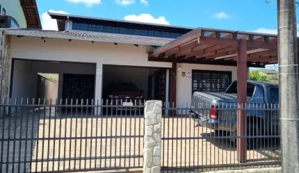 Casa com Piscina e Averbada localizado no bairro Floresta