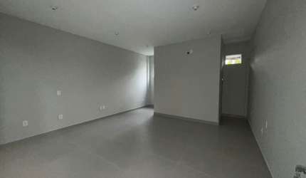 Alugo linda sala comercial recém reformada em galeria com excelente localização no bairro Glória