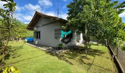 CASA PLANA COM 3 DORMITÓRIOS E COM AMPLO TERRENO