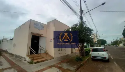 Casa de esquina bem localizada - Oportunidade