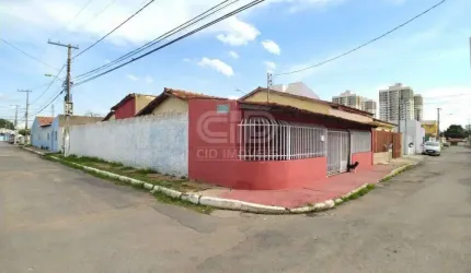 Casa á Venda com três quartos no bairro Grande Terceiro