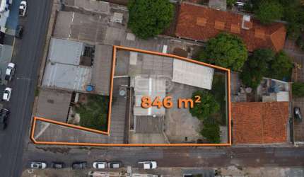 Casa à venda com três quartos e salão comercial no bairro Poção