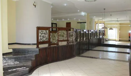 Casa comercial com piscina próxima à Av. Antártica