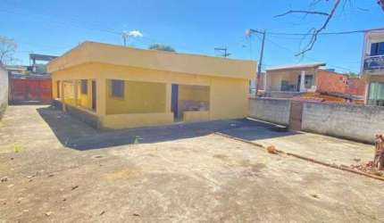 Bela casa com quintal em Chácara Arcampo