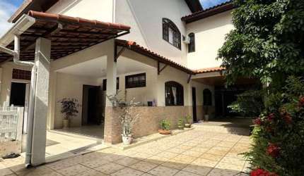 Casa com fachada imponente colonial, possuindo 2 fênix na calçada.