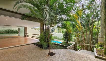 CASA EM RUA FECHADA - 1.331 m2 de terreno com 900 m2 de área construída