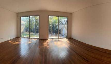 Atraente casa em condomínio para venda com 4 quartos, sendo 4 suítes, 320m²