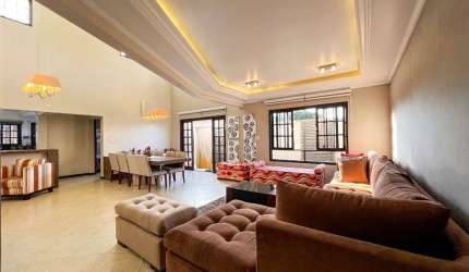 Versátil casa tipo para venda com 5 quartos, sendo 4 suítes, 328m²