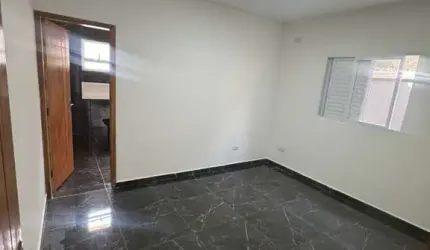 Casa à venda em Mongaguá com 2 dorm, 1 suíte e piscina por R$ 399 mil