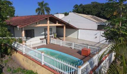 Casa Ampla, Estrutura Sólida e Muito Bem Localizada 400 mts da praia no Balneário Cambiju Região Central de Itapoá.