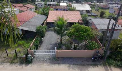 Casa Espaçosa com Amplo Terreno para Venda no balneário PRAIA DOS VELEIROS, localizado na cidade de Itapoá/SC.