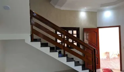 Oportunidade Única: Sobrado Elegante e Espaçoso à Venda