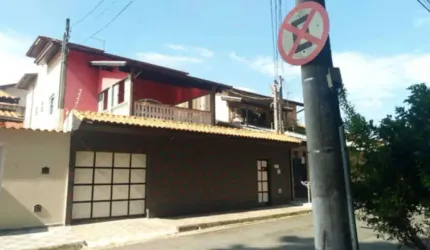 Descubra Seu Novo Lar: Sobrado à Venda com Espaço e Elegância