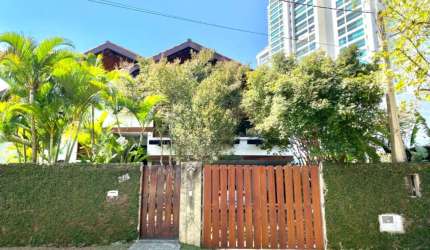 Luxuosa Residência à Venda no Exclusivo Condomínio Jardim das Colinas
