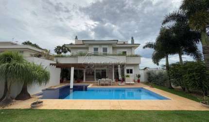 Sobrado de alto padrão à venda no Condomínio Residencial Jatobás com 693 m² | 5 suítes, sendo 3 suítes com closet, amplo quintal e 6 vagas de garagem.