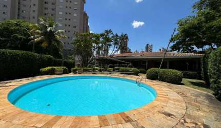 Casa térrea à venda no centro com 376 m² | 3 suítes, amplo quintal e 6 vagas de garagem, sendo 2 cobertas.