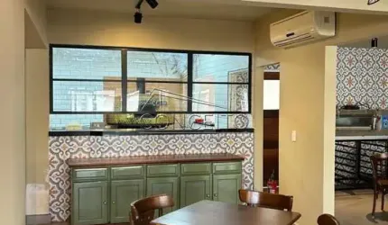 Casa comercial à venda no bairro Vila Rezende com 253m² | Amplo salão comercial e 2 suítes no segundo andar.