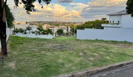 Terreno à venda no condomínio Damha com 450 m² de área total.