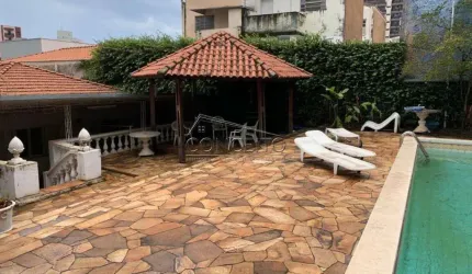 Casa térrea à venda no bairro Alemães em Piracicaba com 350m² | 3 dormitórios sendo 1 suíte e 2 vagas de garagem cobertas.