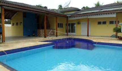Chácara para locação ou venda no Condomínio Colinas do Piracicaba com 323 m² | 5 dormitórios sendo 4 suítes, piscina com prainha e 6 vagas de garagem.