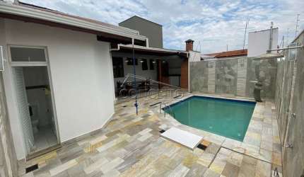 Casa térrea à venda no centro de Piracicaba com 200 m² | 3 dormitórios, sendo 1 suíte e 4 vagas de garagem.