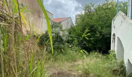 Terreno à venda no centro com 426 m² de área total.