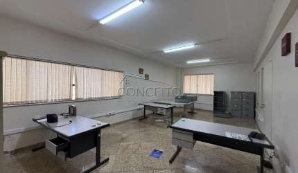 Galpão industrial para venda ou locação no bairro Unileste com 1230 m² | 9 salas, 5 banheiros, 2 barracões e amplo espaço para estacionamento.