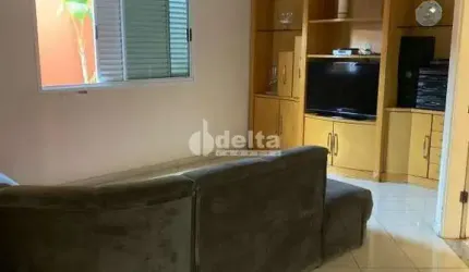 Casa residencial disponível para locação e venda no bairro Umuarama em Uberlândia-MG